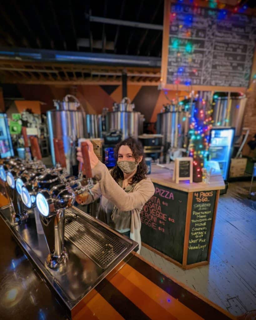There’s a familiar face behind the #bar tonight!⁣